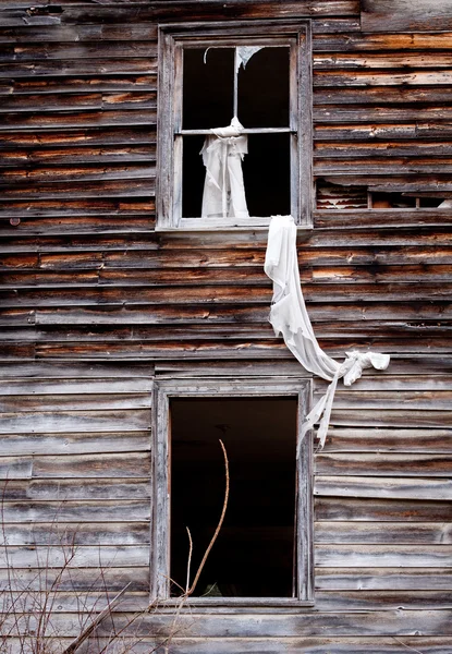 Два разбитых окна — стоковое фото
