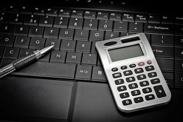 Keyboard calculator with pen — Stock Photo, Image