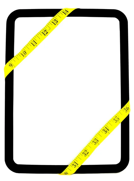 Fita de medição enrolada em torno da placa branca em branco — Fotografia de Stock
