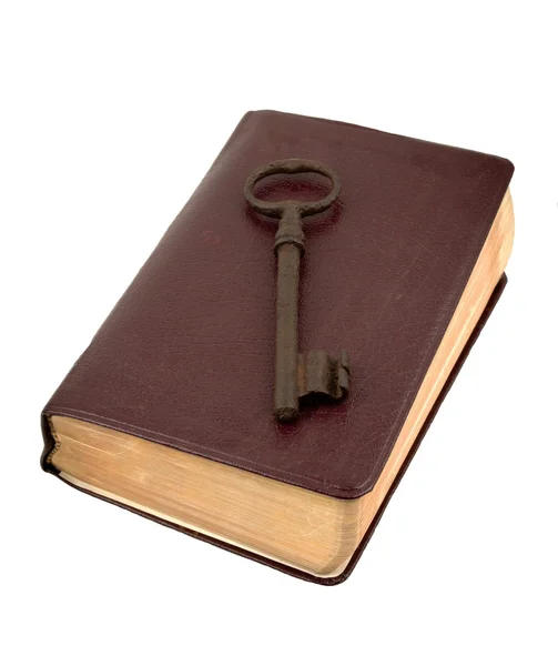 Старый золотой ключ на кожаной книге — стоковое фото