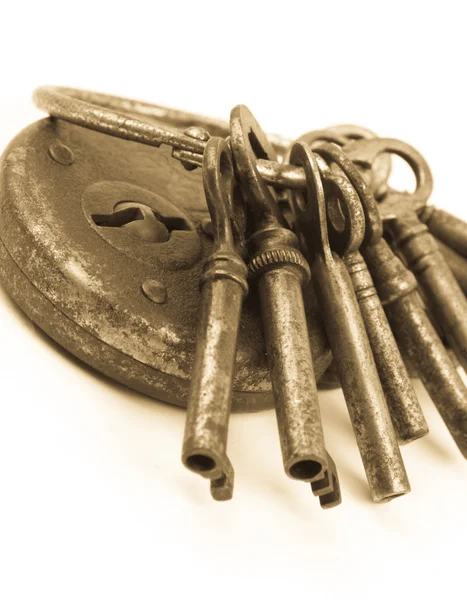 Stapel alter Schlüssel und Schloss — Stockfoto