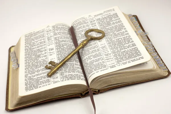 Bible ouverte avec clé dorée Images De Stock Libres De Droits