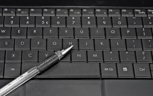 键盘计算机与笔 — 图库照片