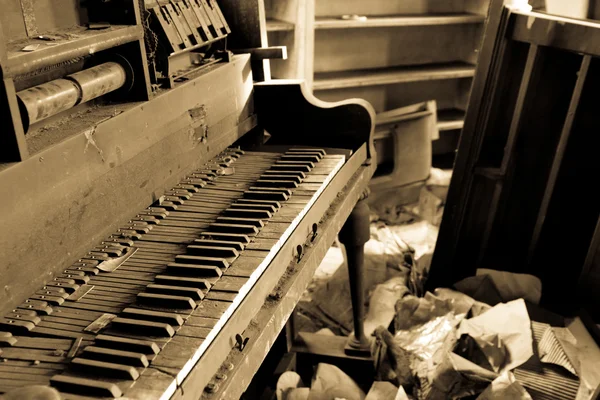 Vuile piano met weggegooid meubilair — Stockfoto