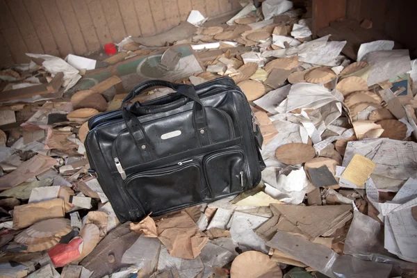 Briefcase Around Trash — Stock Photo, Image