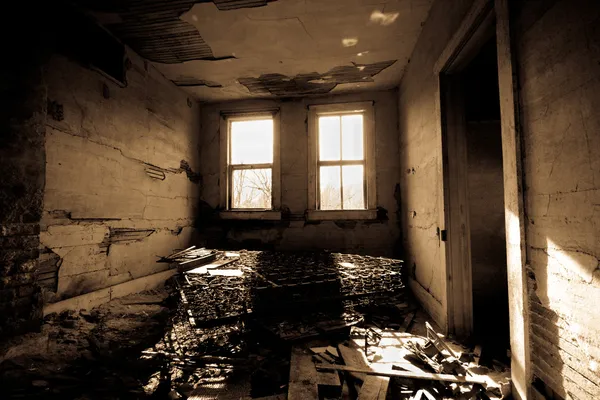 Темний Trashed кімната — стокове фото