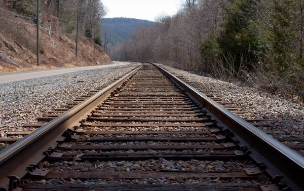 Rastreamentos ferroviários pela estrada — Fotografia de Stock