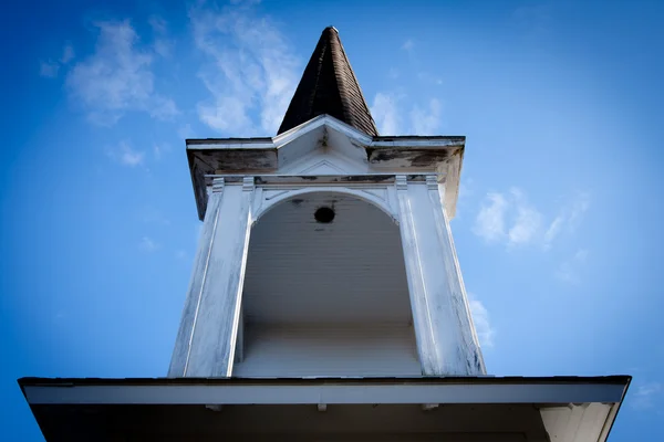 Blå himmel steeple — Stockfoto