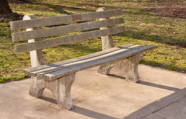 Betonová lavička v parku — Stock fotografie