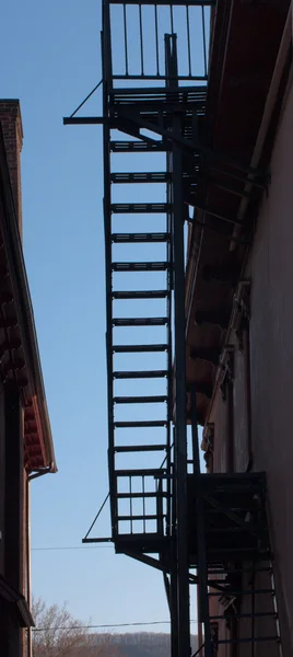 Yangın merdiveni siluet — Stok fotoğraf