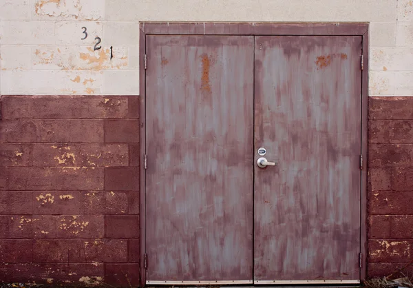 Kötü boya iş kapıları — Stok fotoğraf