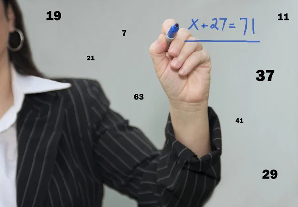 Деловая женщина, работающая с математическими числами — стоковое фото