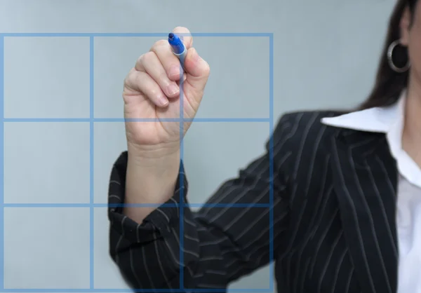Geschäftsfrau zeichnet ein blaues Diagramm — Stockfoto