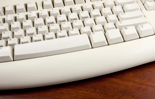 Tastiera bianca su una scrivania di legno — Foto Stock
