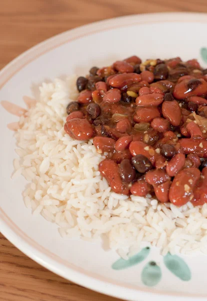 Haricots et riz sur une assiette — Photo