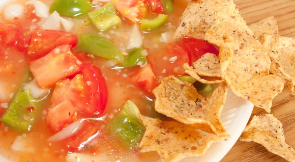 Salsa en tortilla chips op een witte plaat — Stockfoto
