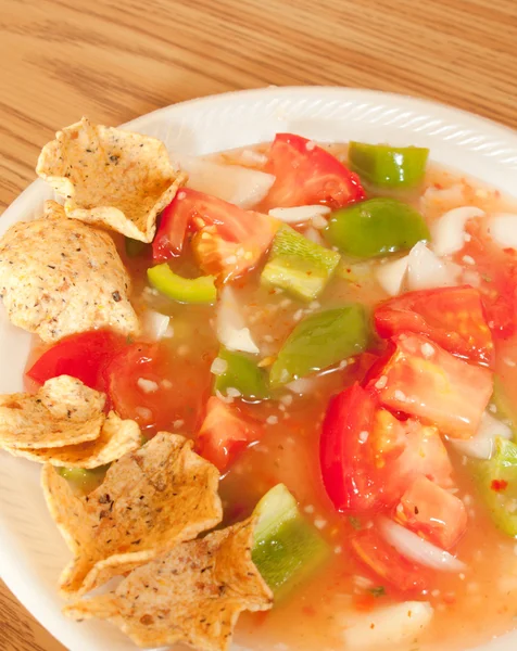 Salsa en tortilla chips zittend op tafel — Stockfoto