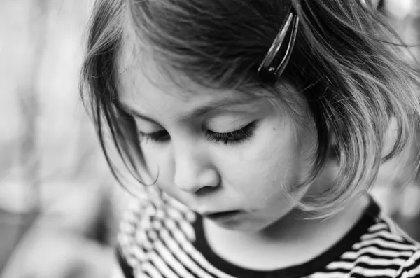 モノクロの美しい少女の肖像画 — ストック写真