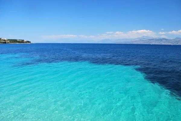 穏やかな海の青い水の地平線の風景 — ストック写真