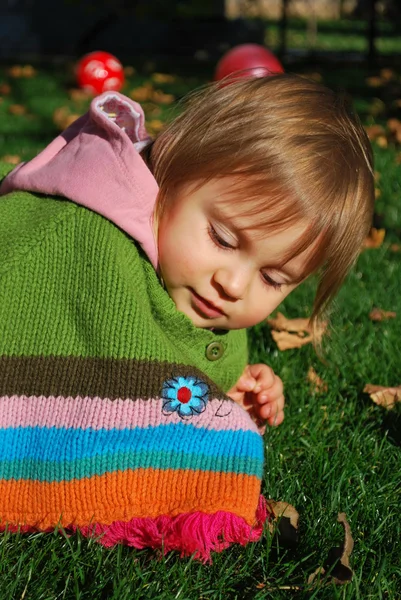 Lány játszik az udvaron egy szép őszi napon — Stock Fotó