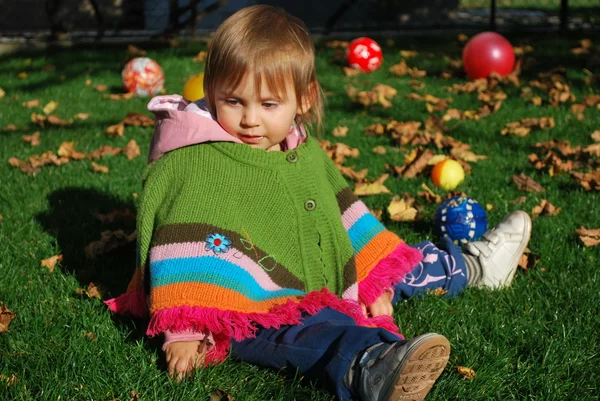 Lány játszik az udvaron egy szép őszi napon — Stock Fotó