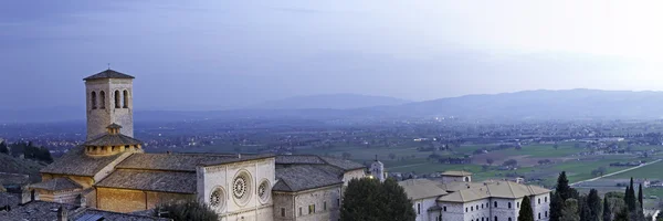 Panorámás kilátás nyílik Assisi éjjel — Stock Fotó