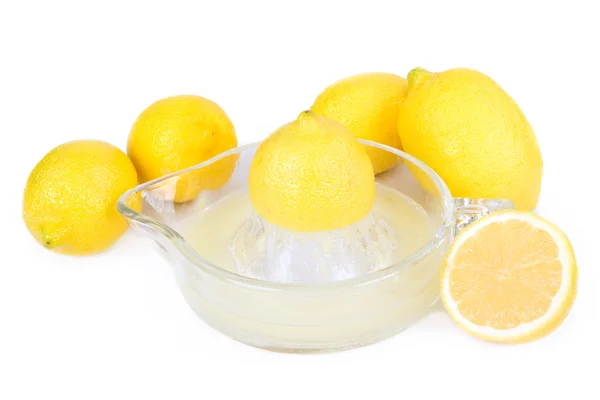 Cinque limoni con uno spremiagrumi — Foto Stock