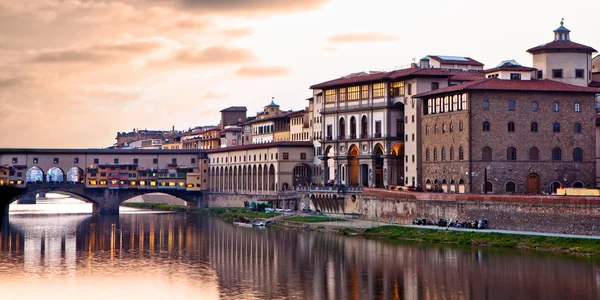 Закат на Понте Веккьо во Флоренции — стоковое фото