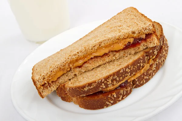 Sandwich de mantequilla de maní y jalea en trigo integral — Foto de Stock