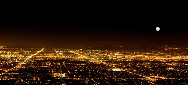 Суперлуние над Финиксом, Аризона — стоковое фото