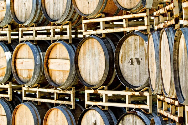 Rack av gamla vin ekfat — Stockfoto