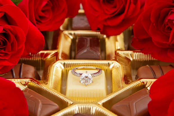 Anillo de compromiso con chocolates y rosas —  Fotos de Stock