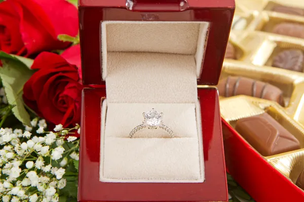 Çikolata ve güllerle ile nişan yüzüğü — Stok fotoğraf