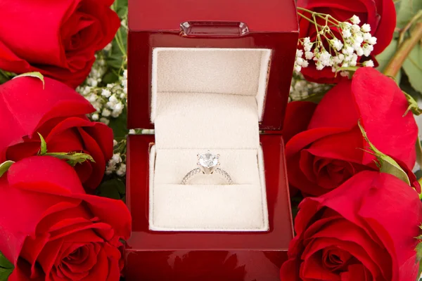 订婚戒指与玫瑰 — 图库照片