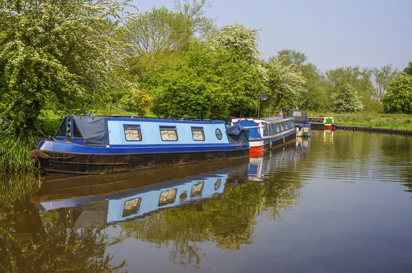 Canal and narrow boats — Stock Photo, Image