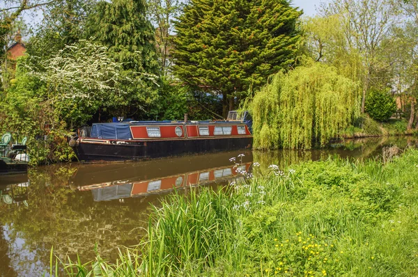 Canal and narrow boats — Stock Photo, Image