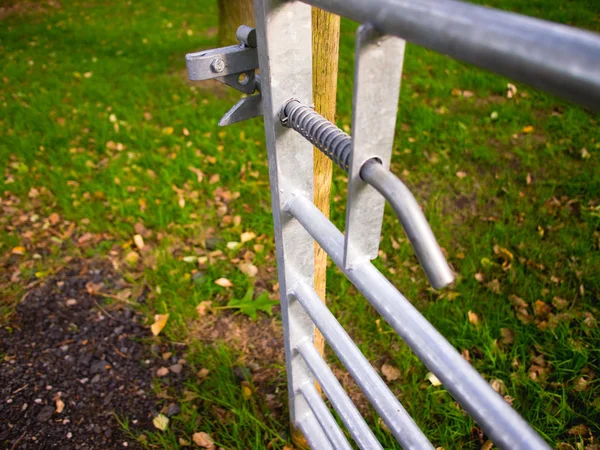 A gate on a footpath. — Stock Photo, Image