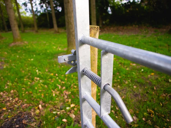 Un cancello su un sentiero . — Foto Stock