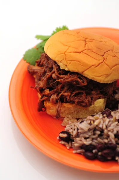 Barbecue-Rindfleisch-Sandwich mit Bohnen und Reis — Stockfoto