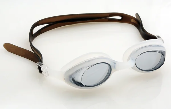 Occhiali da nuoto isolati su sfondo bianco — Foto Stock