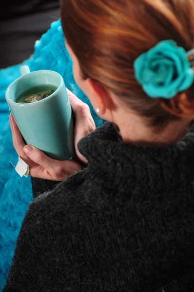 女人放松的同时持有一杯茶 — 图库照片