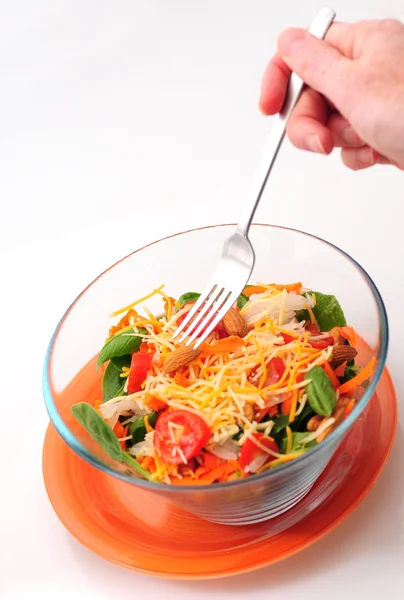 Comer un tazón saludable de ensalada con un tenedor — Foto de Stock