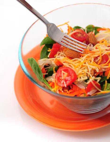 Gabel und Schüssel mit Salat — Stockfoto
