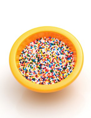 sprinkles üzerinde beyaz izole kase