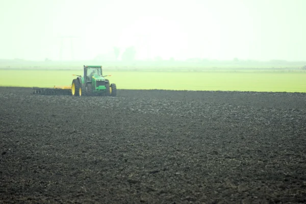 Çiftçi alanları plowing — Stok fotoğraf