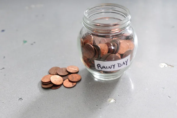 Économiser de l'argent pour un jour de pluie — Photo