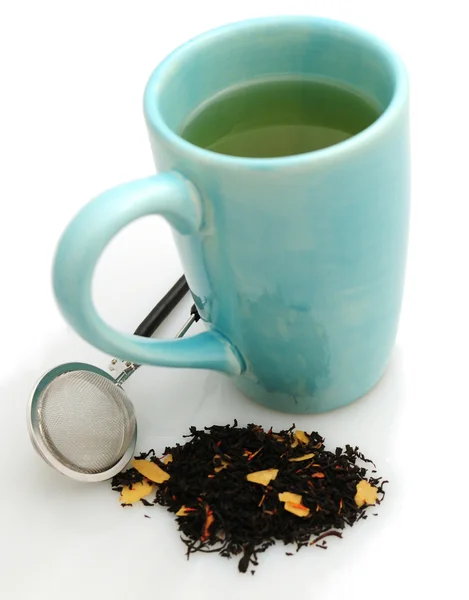 Taza de té con infusor y té negro —  Fotos de Stock