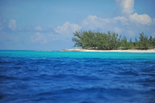 Живописная тропическая сцена с океаном и пляжем — стоковое фото