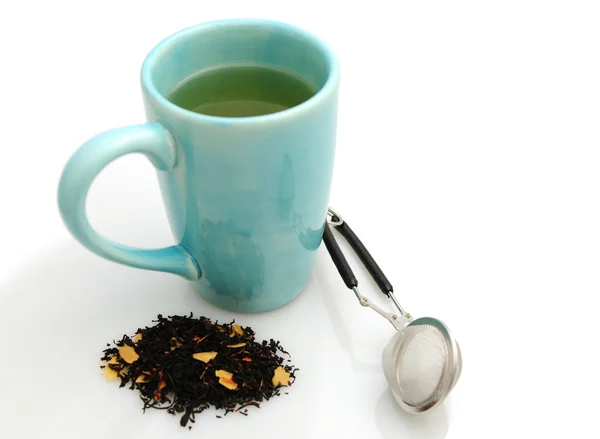 Tazza calda di tè nero con infusore di tè — Foto Stock
