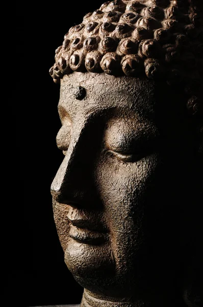 Hlava Buddhy izolované na černém pozadí — Stock fotografie